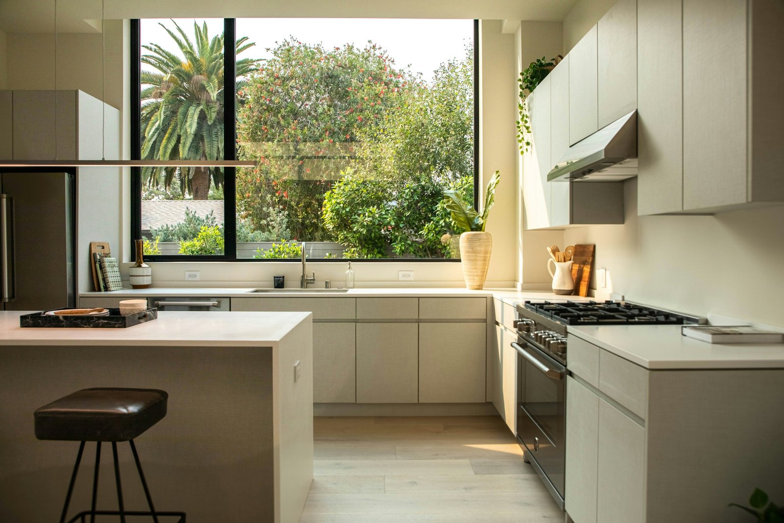 Cozinha contemporânea clara com grande janela